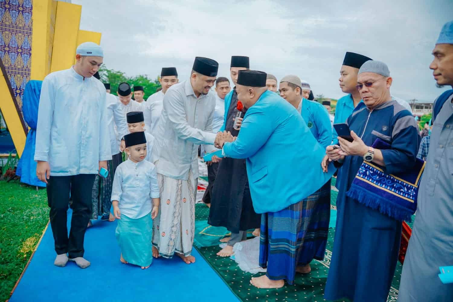 Wali Kota Medan Bobby Nasution saat salaman dengan warga usai salat Idul Fitri di Lapangan Sejati Pratama, Jalan Jenderal Abdul Haris Nasution, Kecamatan Medan Johor, Rabu (10/4/2024) pagi. (kedannews.com/istimewa).