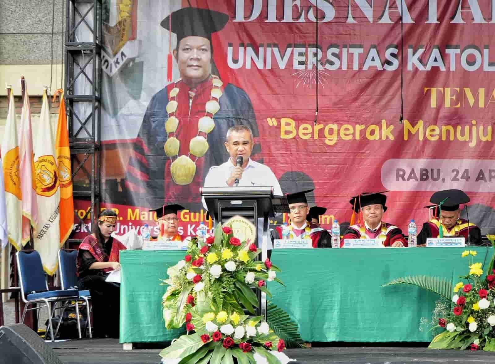 Asisten Pemerintahan dan Kesejahteraan Rakyat Setda Kota Medan, M. Sofyan saat pidato sambutan di Kampus UNIKA Santo Thomas, Rabu (24/4/2024). (kedannews.com/ist).).