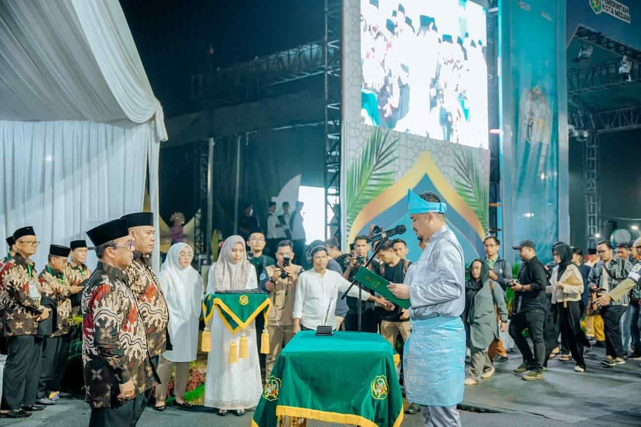 Wali Kota Medan Bobby Nasution saat melantik Dewan Pengawas dan Dewan Hakim (DPDH) dalam Musabaqah Tilawatil Qur'an (MTQ) ke-57 Tingkat Kota Medan Tahun 2024 di Jalan Flamboyan Raya Kelurahan Tanjung Selamat Kecamatan Medan Tuntungan, Sabtu (11/5/2024) malam. (kedannews.com/ist).