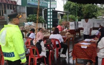 Diguyur Hujan, Kapolresta Deli Serdang Tinjau Langsung Pelaksanaan Pemungutan Suara di TPS