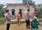Polres Dairi Hadir Ringankan Beban Warga Terdampak Puting Beliung di Kuta Tengah