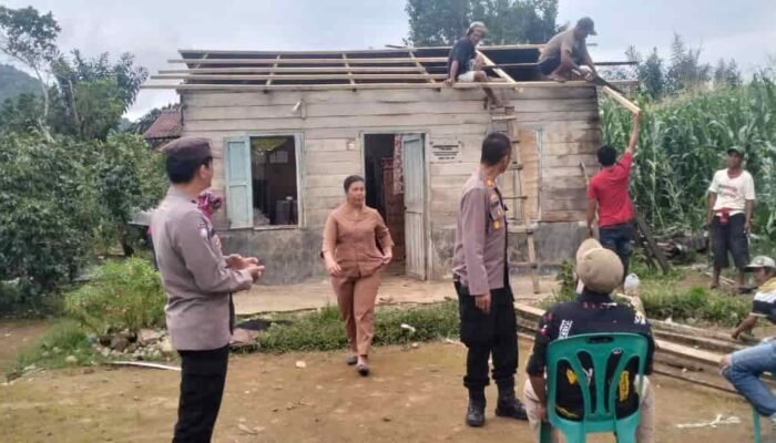Polres Dairi Hadir Ringankan Beban Warga Terdampak Puting Beliung di Kuta Tengah