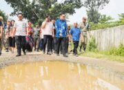 Dihampiri Warga Ketika Meninjau Jalan Rusak di Tuntungan, Rico Waas: Akan Segera Diperbaiki Jalan Dan Lampu Penerangan