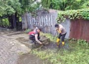 Personel Ditsamapta Polda Sumut Sigap Bantu Warga di Tengah Banjir Jalan SM Raja – Amplas Medan