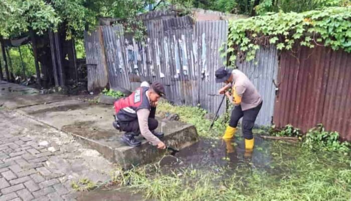 Personel Ditsamapta Polda Sumut Sigap Bantu Warga di Tengah Banjir Jalan SM Raja – Amplas Medan