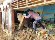 Hadir Untuk Masyarakat: Polda Sumut Bersihkan Sekolah dan Masjid Terdampak Longsor di Garoga