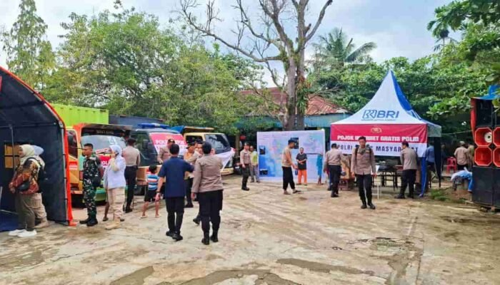 Polri Hadir untuk Meringankan Beban Warga Terdampak Banjir di Tanjung Pura