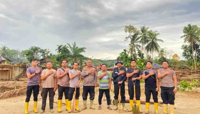 Dibalik Seragam Ada Kepedulian, Polres Labusel Bersama Warga Pulihkan Batang Toru Pascabanjir