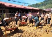 Polri Hadir Bersama Warga, Personel Polda Sumut Bersihkan Selokan dan Lingkungan di Tapanuli Tengah