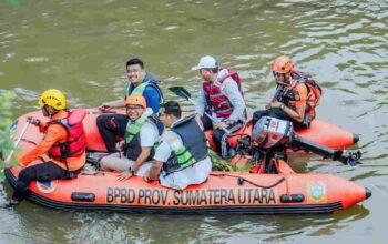 Aksi Nyata di HUT ke-18 Gerindra, Bobby Nasution Bersihkan Sungai dan Sapa Warga Aur