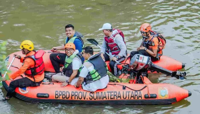 Aksi Nyata di HUT ke-18 Gerindra, Bobby Nasution Bersihkan Sungai dan Sapa Warga Aur