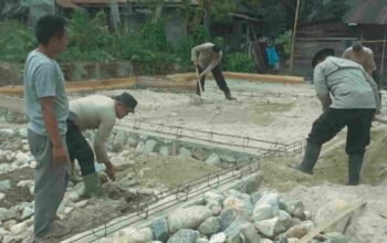 Tak Sekadar Menjaga, Brimob Turun Bangun Rumah Korban Banjir di Tapsel