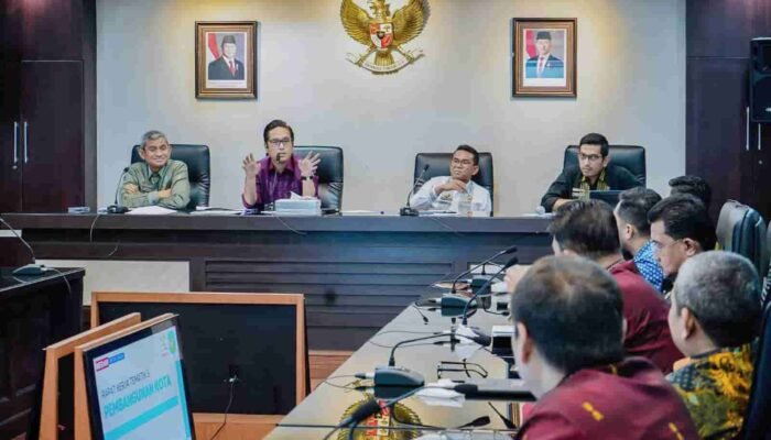 Rico Waas Dorong Digitalisasi, Layanan Ambulans Terintegrasi, Pengurusan KK dan KTP di Kelurahan