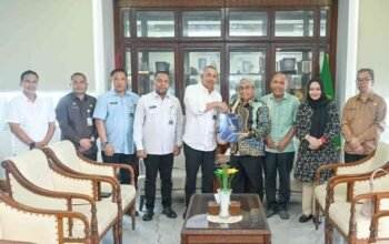 Pj Sekdaprov Sumut Terima Laporan Kinerja Komisi Informasi Tahun 2025