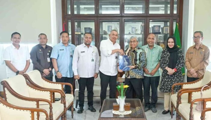 Pj Sekdaprov Sumut Terima Laporan Kinerja Komisi Informasi Tahun 2025
