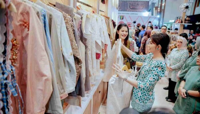 Pembukaan INACRAFT 2026, Kahiyang Ayu Perkenalkan Potensi Kriya dan Wastra Sumut kepada Ketua Umum Dekranas