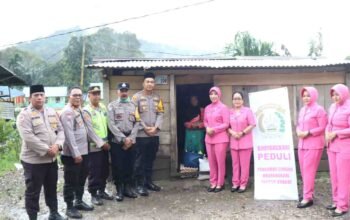 Kapolres Pakpak Bharat dan Ketua Bhayangkari Cabang Pakpak Bharat Berikan Bansos kepada Warga Masyarakat Kurang Mampu dan Panti Asuhan