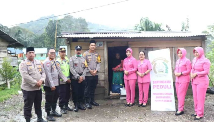 Kapolres Pakpak Bharat dan Ketua Bhayangkari Cabang Pakpak Bharat Berikan Bansos kepada Warga Masyarakat Kurang Mampu dan Panti Asuhan