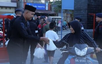 Brimob Sumut Berbagi Berkah Ramadhan, 200 Takjil Dibagikan untuk Pengendara di Sekitar Mako KE Lumi