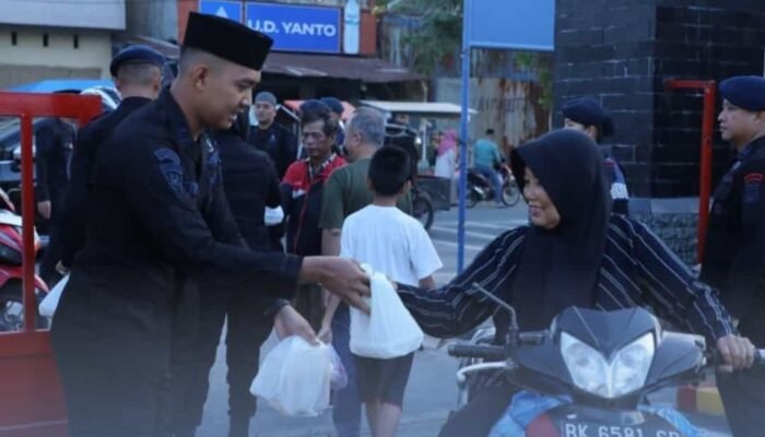 Brimob Sumut Berbagi Berkah Ramadhan, 200 Takjil Dibagikan untuk Pengendara di Sekitar Mako KE Lumi
