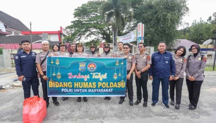 Semangat Ramadhan, Bid Humas Polda Sumut Turun ke Jalan Berbagi Takjil untuk Masyarakat