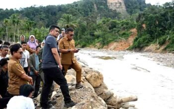 Percepat Rekonstruksi Pascabencana, Gubernur Bobby Nasution Tinjau Tanggul Sungai Badiri