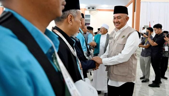 Lepas Kloter 1 Jemaah Haji Sumut, Sekdaprov: Jadilah Cerminan Terbaik Daerah di Tanah Suci