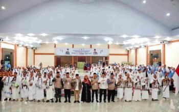 Kakanwil Kemenhaj Sumut Lepas Kloter Terakhir Embarkasi Medan, Ingatkan Jemaah Jaga Kekompakan, Disiplin dan Patuhi Aturan di Tanah Suci