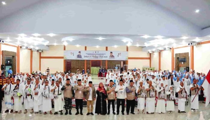 Kakanwil Kemenhaj Sumut Lepas Kloter Terakhir Embarkasi Medan, Ingatkan Jemaah Jaga Kekompakan, Disiplin dan Patuhi Aturan di Tanah Suci