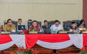 Rico Waas Hadiri Paripurna DPRD, Umumkan Pergantian Wakil Ketua dari PKS