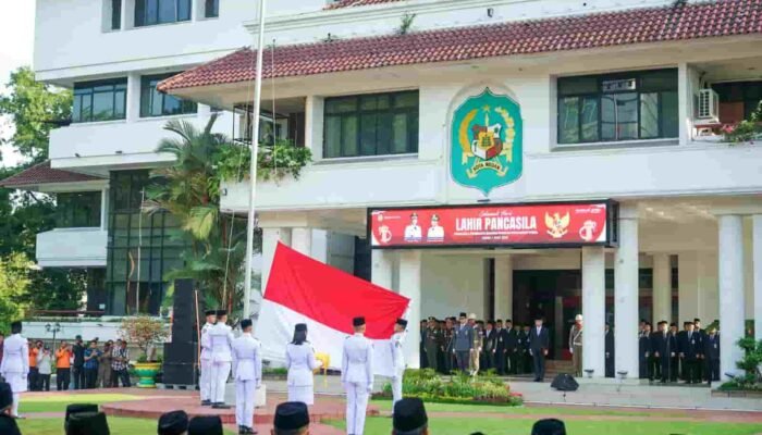 Pimpin Upacara Hari Lahir Pancasila, Wali Kota Medan : Pastikan Pancasila Hidup di Dalam Pikiran dan Pekerjaan Kita