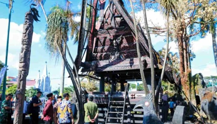Tinjau Rumah Adat Sisingamangaraja Yang Terbakar, Rico Waas Pastikan Segera Dilakukan Perbaikan