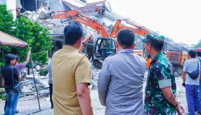 Rico Waas Kerahkan Alat Berat dan Tim Medis Tangani Ledakan di Perumahan Grand Polonia