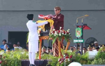 Peringati HUT Ke-81 RI, Kepala Bapenda Medan Kenakan Pakaian Adat Simalungun saat Ikuti Upacara