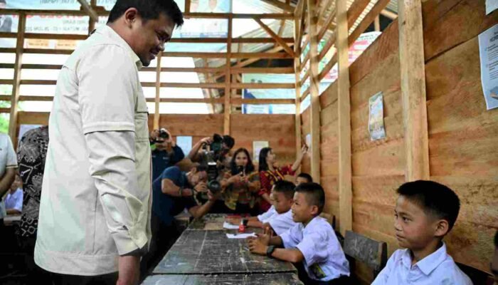 Dulu Belajar di Kelas Papan, Kini Gubernur Bobby Hadirkan Gedung Sekolah Permanen