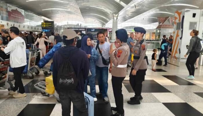 Polresta Deli Serdang Pantau Keamanan dan Berikan Pelayanan Kesehatan Kepada Penumpang Terdampak Pembatalan Penerbangan di Bandara Kualanamu
