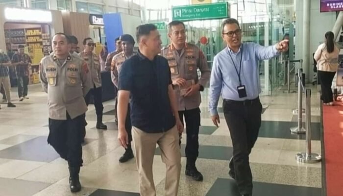 Kapolresta Deli Serdang Dampingi Wakapolda Sumut Tinjau Situasi Bandara Kualanamu Terkait Pembatalan Penerbangan
