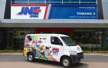 Sambut HUT ke-36, JNE Hadirkan Kolaborasi Eksklusif dengan Semangat Kreatif “Melesat Hebat”