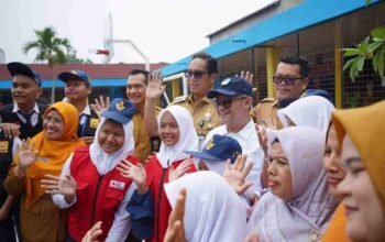 Bersama Mendikdasmen, Rico Waas Tinjau SMPN 16, Mebelair Rusak Diganti Tahun Ini