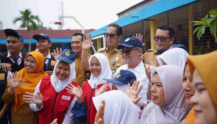 Bersama Mendikdasmen, Rico Waas Tinjau SMPN 16, Mebelair Rusak Diganti Tahun Ini