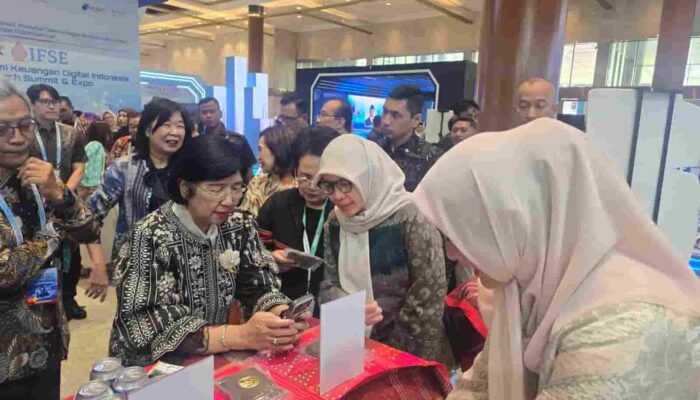 Gubernur BI Destry Damayanti Coba Langsung QRESTO di Booth Pemkot Medan pada FEKDI 2026