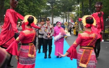 Resmi Pimpin Polda Sumut, Irjen Pol Sonny Irawan Disambut Ulos dan Tarian Tradisional
