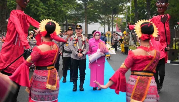 Resmi Pimpin Polda Sumut, Irjen Pol Sonny Irawan Disambut Ulos dan Tarian Tradisional