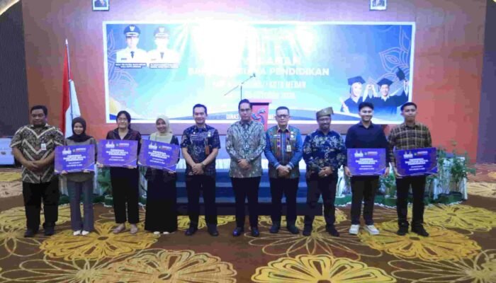 Dari Pajak Rakyat untuk Masa Depan, Rico Waas Serahkan Bantuan Biaya Pendidikan Untuk 214 Mahasiswa