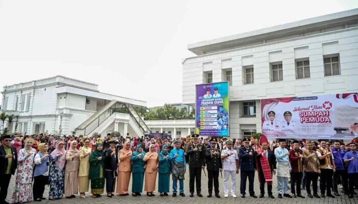 Hari Sumpah Pemuda ke-98, Wagub Surya Serahkan Penghargaan kepada Tujuh Organisasi Kepemudaan